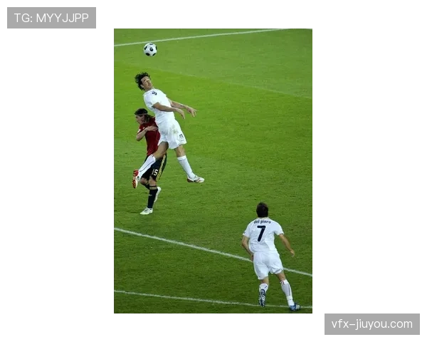 点球大战失利后,意大利球员跪地掩面难掩失望情绪 点球大战失利后,意大利球员跪地掩面难掩失望情绪